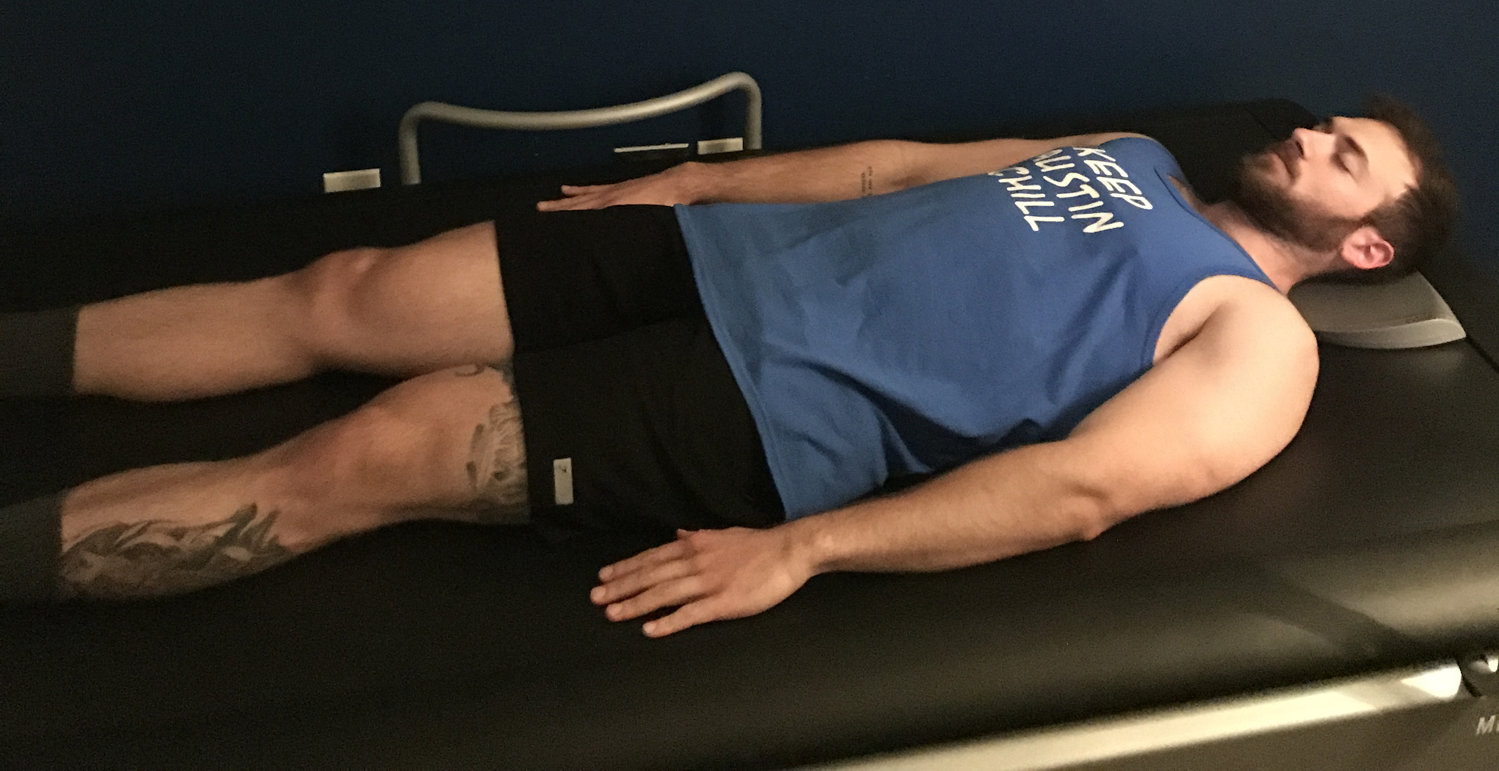 Customer at US Cryo Austin relaxing in the HydroMassage Bed
